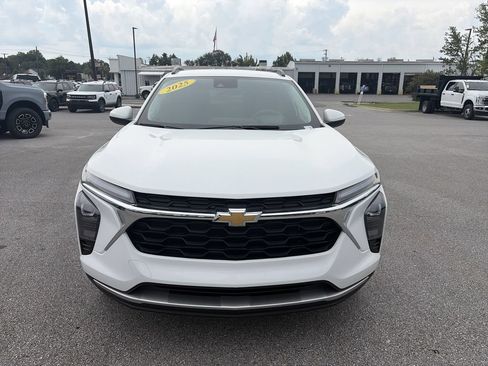 Used 2025 Chevrolet Trax LT FWD image 10