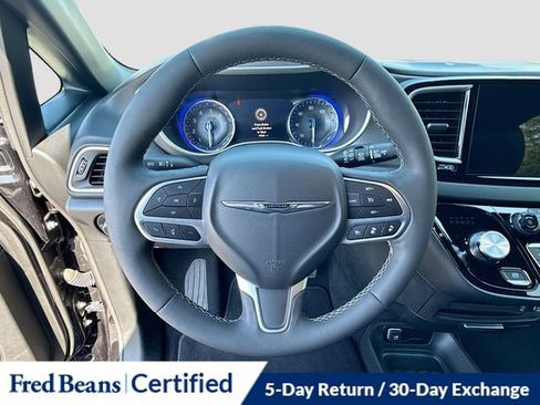 Used 2025 Chrysler Pacifica Select FWD image 14