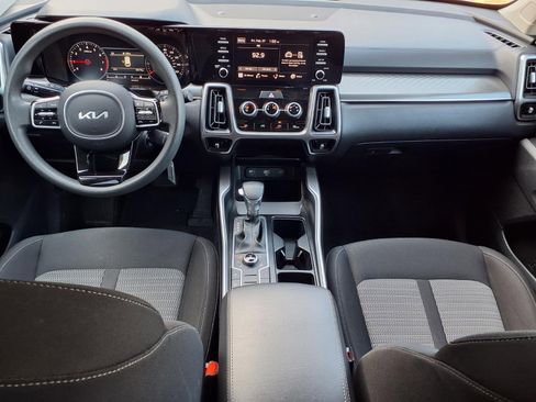 Used 2023 Kia Sorento LX image 8
