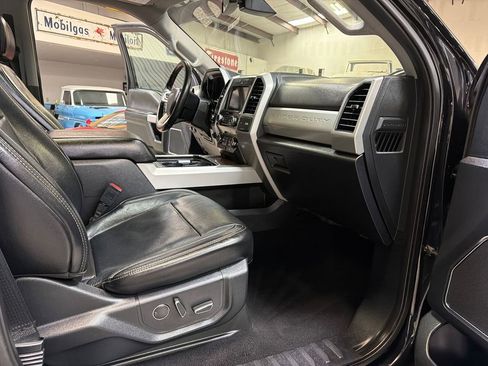 Used 2019 Ford F250 Lariat w/ Lariat Ultimate Package AWD/4WD image 37