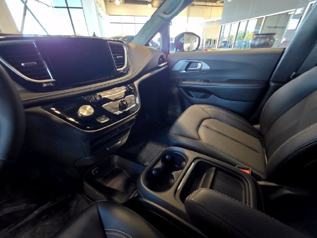 New 2027 Chrysler Pacifica Select AWD/4WD image 25