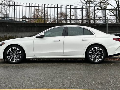 Used 2025 Mercedes-Benz E 350 4MATIC Sedan image 2