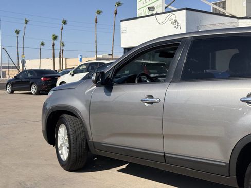 Used 2014 Kia Sorento LX FWD image 4