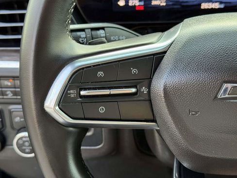 Used 2025 Chevrolet Suburban Z71 image 12