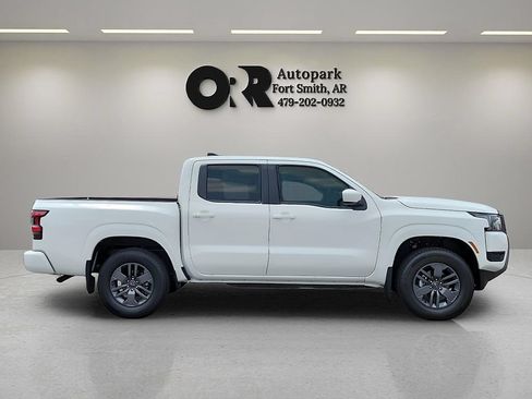 Used 2025 Nissan Frontier SV w/ Tow Package AWD/4WD image 6