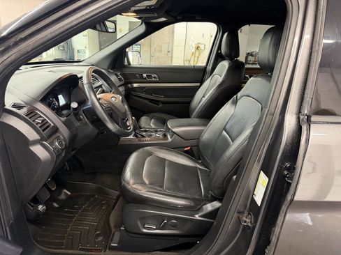 Used 2018 Ford Explorer XLT w/ Equipment Group 202A AWD/4WD image 13
