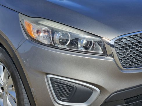 Used 2018 Kia Sorento LX image 9
