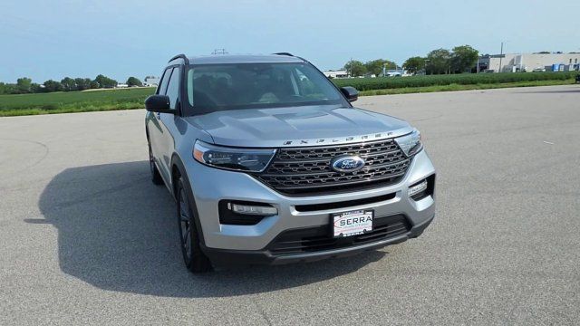Used 2024 Ford Explorer XLT w/ Equipment Group 202A RWD image 2