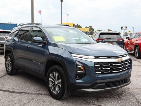 Used 2025 Chevrolet Equinox LT w/ Convenience Package II AWD/4WD image 3