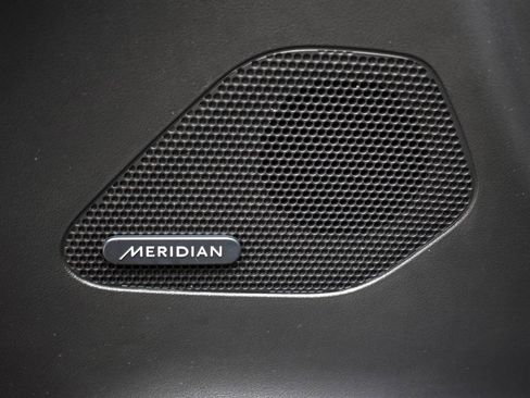 Used 2018 Jaguar F-PACE R-Sport image 35