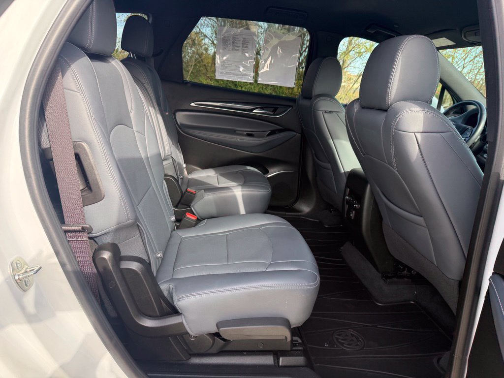 Used 2024 Buick Enclave Essence AWD/4WD image 17