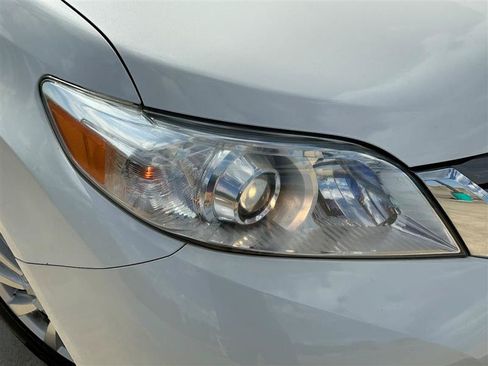 Used 2017 Toyota Sienna XLE Premium AWD/4WD image 19