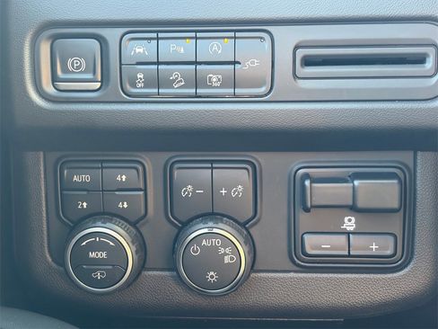 Used 2022 Chevrolet Tahoe Z71 w/ Z71 Off-Road Package image 19