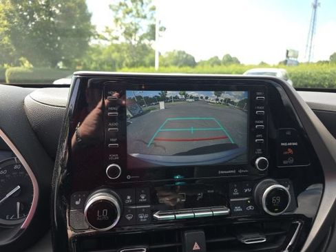 Used 2020 Toyota Highlander XLE AWD/4WD image 17