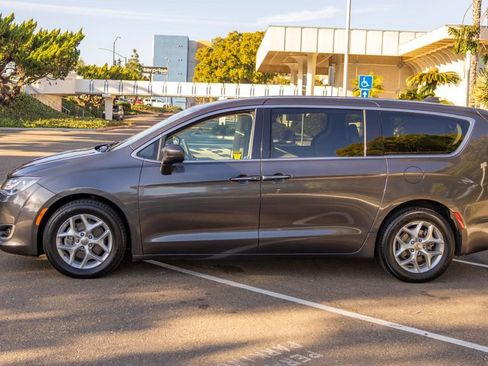 Used 2017 Chrysler Pacifica Touring Plus w/ Tire & Wheel Group image 7