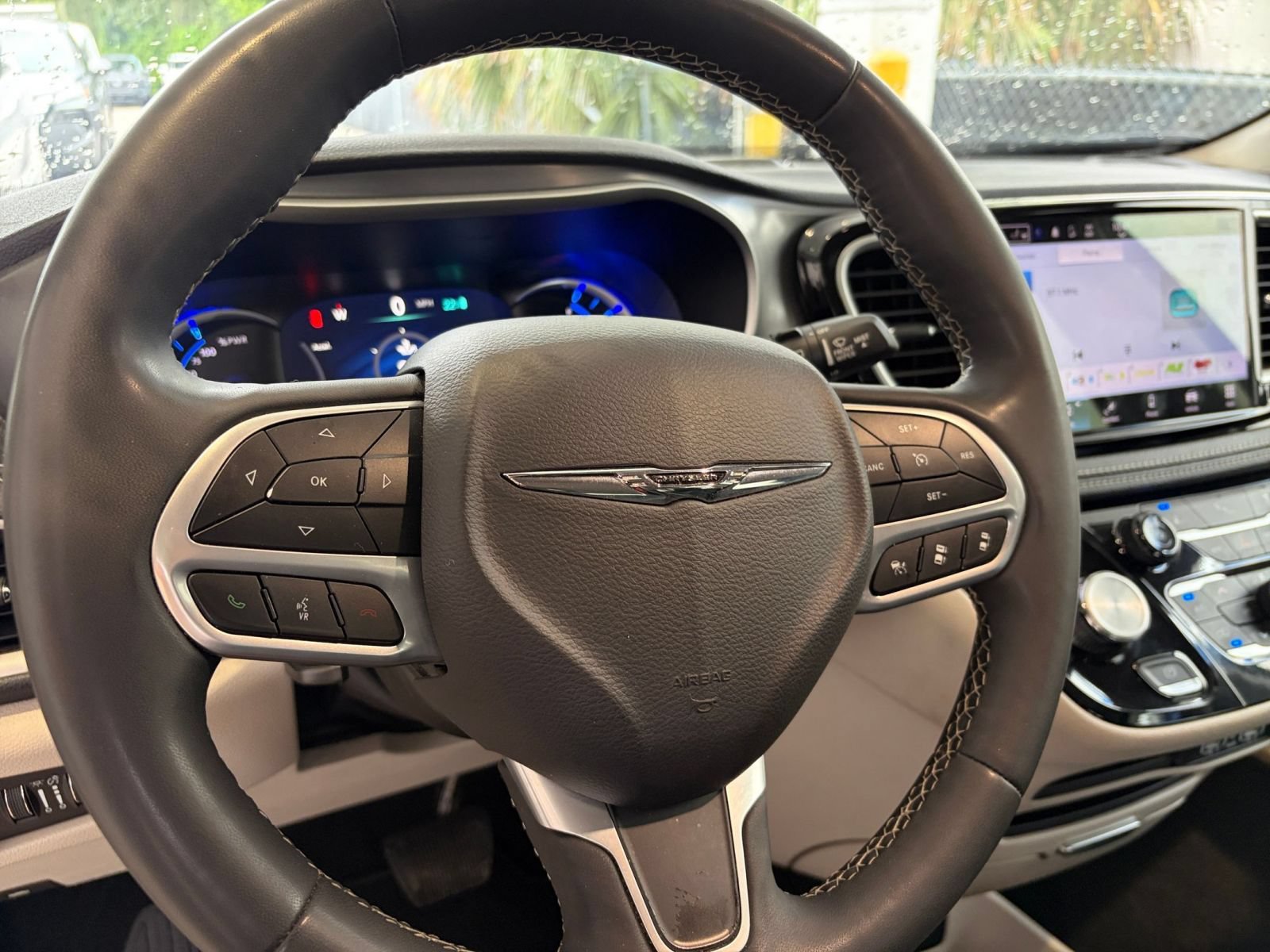 Used 2023 Chrysler Pacifica Touring-L FWD image 28