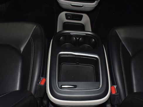 Used 2023 Chrysler Pacifica Touring-L FWD image 14