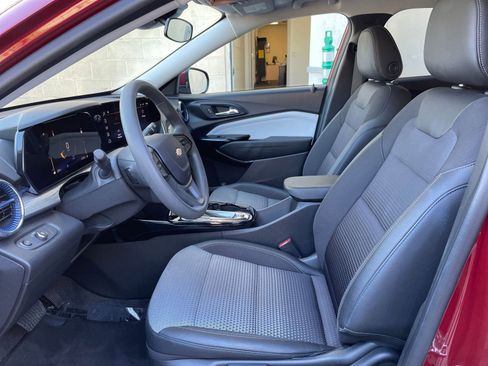 Used 2025 Chevrolet Trax LT image 27