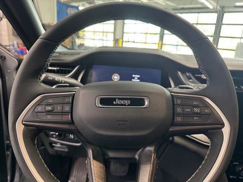 Used 2024 Jeep Grand Cherokee Limited w/ Luxury Tech Group II image 19