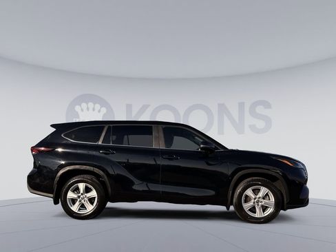 Used 2024 Toyota Highlander LE AWD/4WD image 8