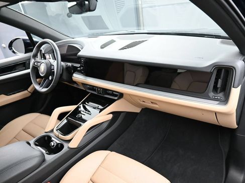 Certified 2025 Porsche Cayenne AWD/4WD image 30