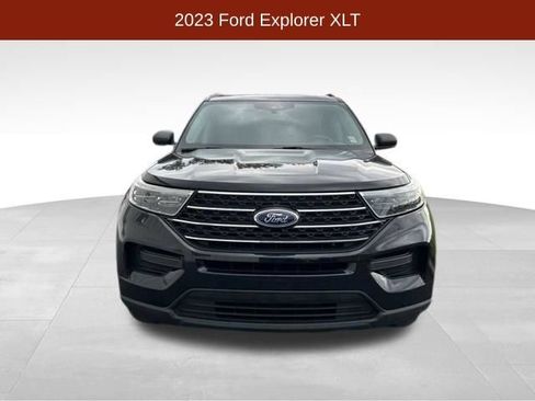 Used 2023 Ford Explorer XLT AWD/4WD image 2