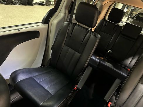 Used 2016 Chrysler Town & Country Touring-L w/ Driver Convenience Group image 51