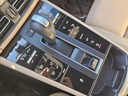 Used 2022 Porsche Macan image 36