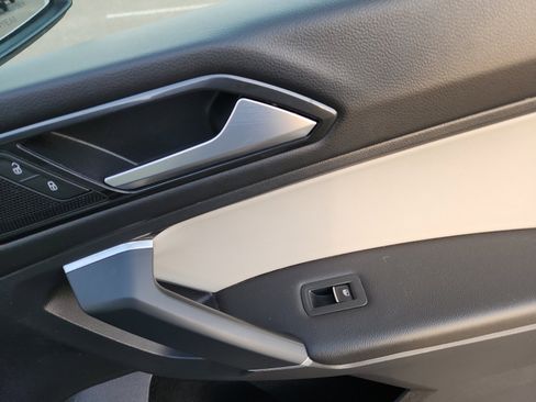 Used 2018 Volkswagen Tiguan SE w/ Panoramic Sunroof Package image 17