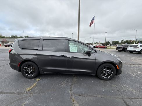Used 2018 Chrysler Pacifica Touring-L Plus w/ S Appearance Package FWD image 6