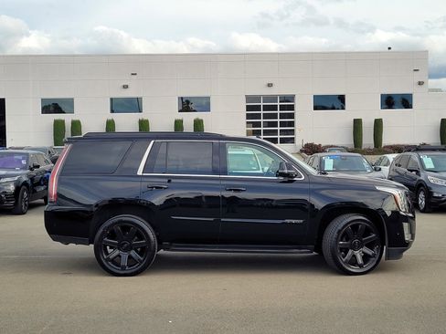 Used 2019 Cadillac Escalade Luxury image 3