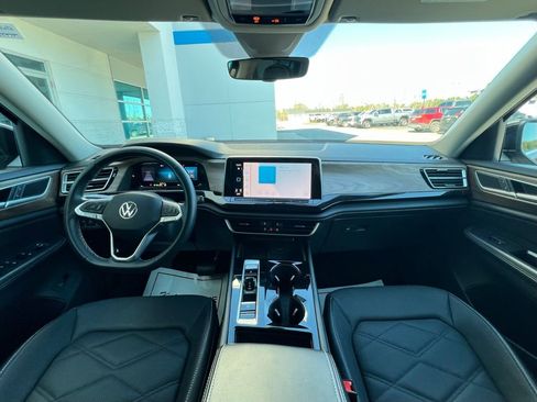 Used 2024 Volkswagen Atlas SE image 2