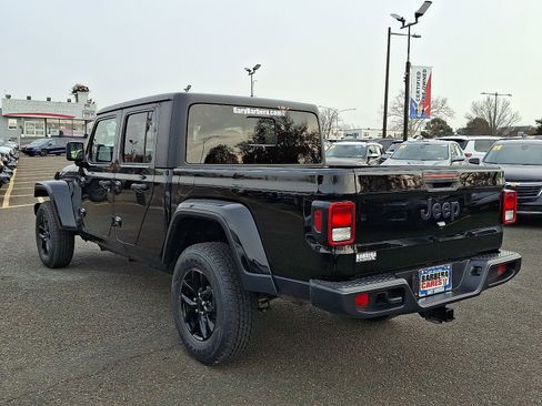 Used 2022 Jeep Gladiator Sport image 4