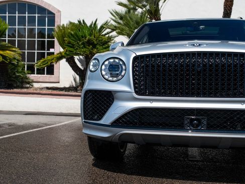 Used 2024 Bentley Bentayga image 35