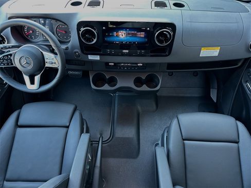 Used 2024 Mercedes-Benz Sprinter 2500 image 13