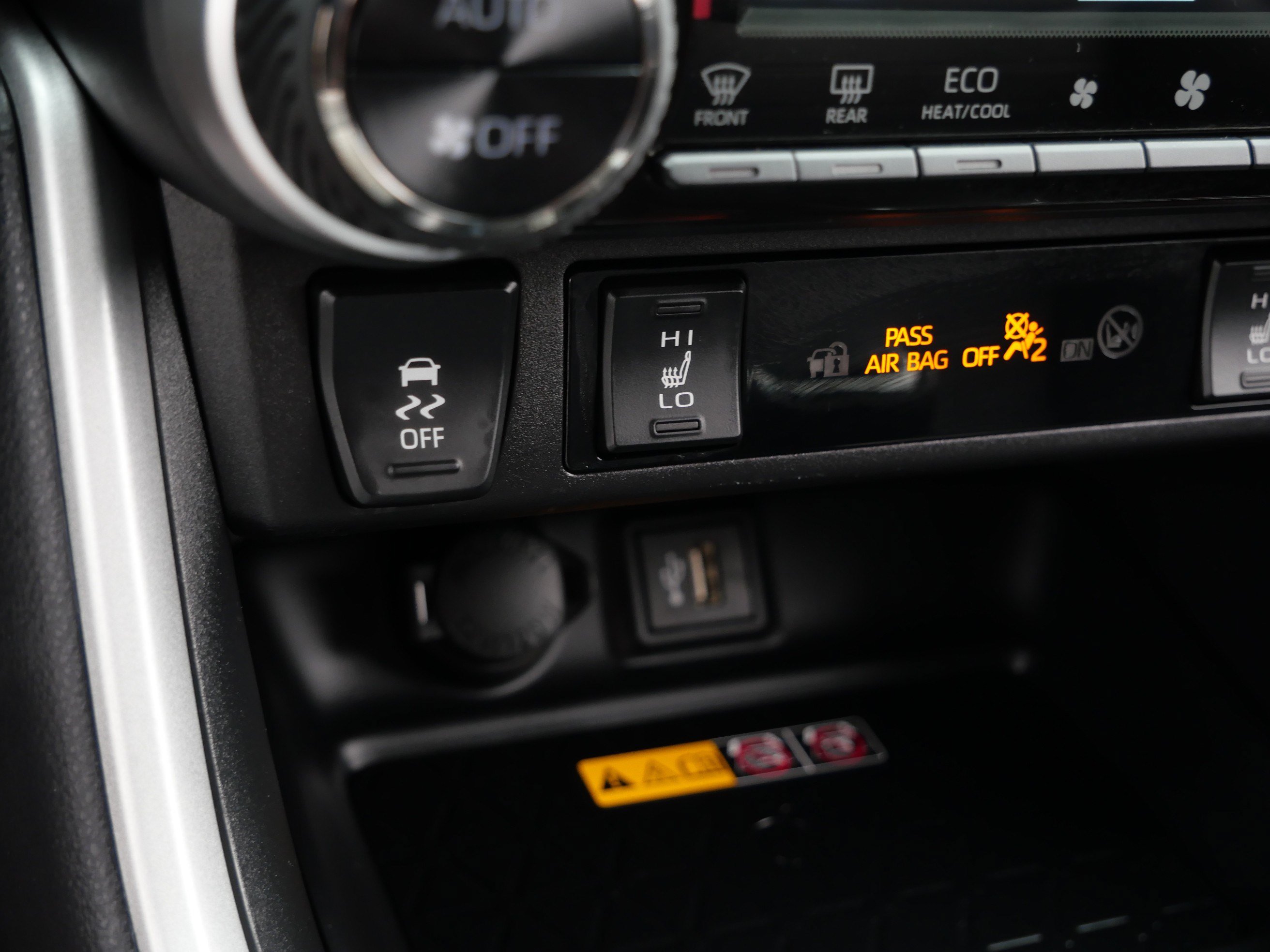 Used 2025 Toyota RAV4 XLE Premium w/ Weather Package AWD/4WD image 30
