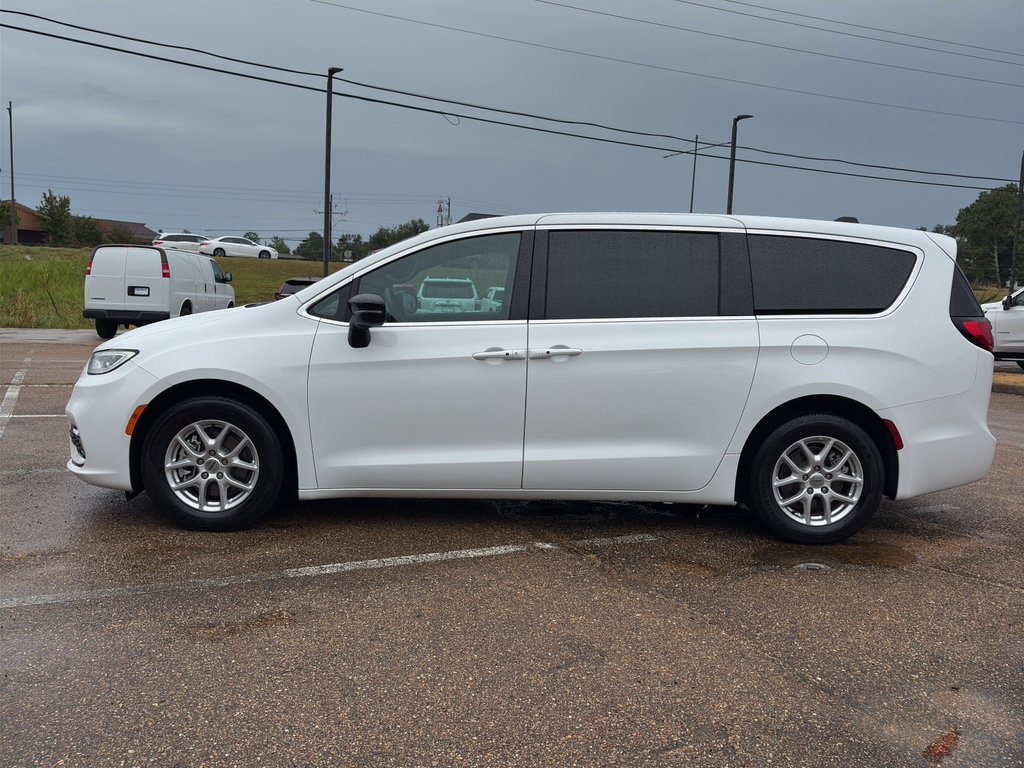 Used 2024 Chrysler Pacifica Touring FWD image 30
