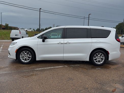 Used 2024 Chrysler Pacifica Touring FWD image 30