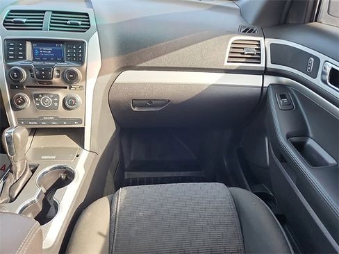 Used 2015 Ford Explorer XLT image 10