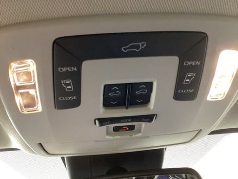 Used 2025 Toyota Sienna XLE FWD image 23