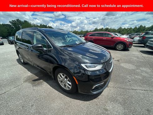 Used 2022 Chrysler Pacifica Touring-L FWD image 3