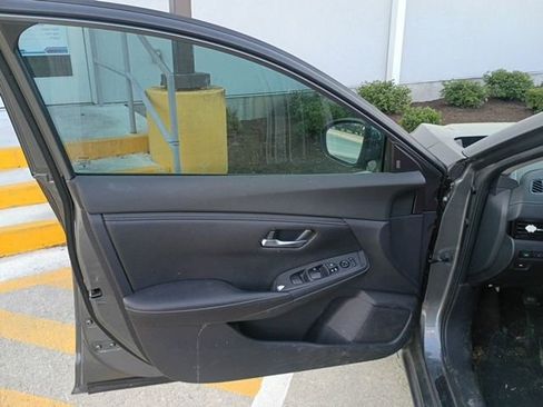 Used 2022 Nissan Sentra SV w/ Lighting Package image 11