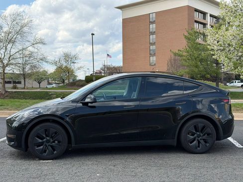 Used 2025 Tesla Model Y Long Range RWD image 2