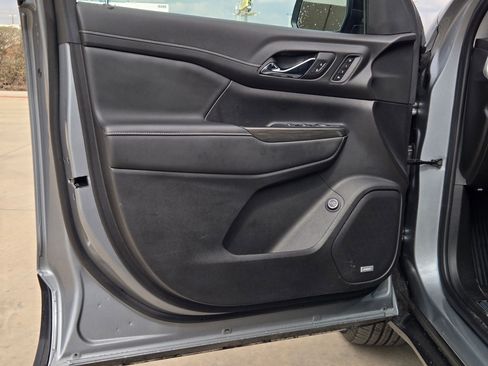 Used 2023 GMC Acadia SLT w/ Elevation Edition image 11