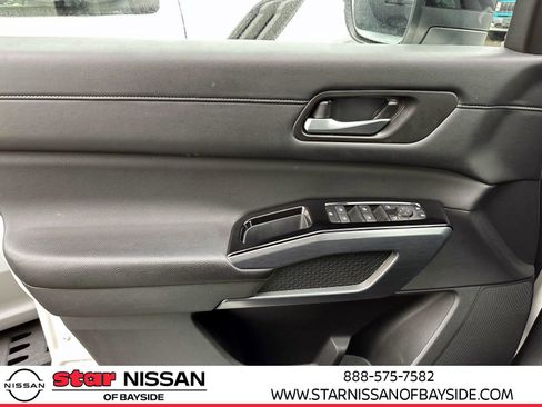 Certified 2024 Nissan Pathfinder SL w/ Black Appearance Package image 18