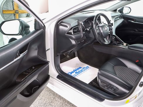 Used 2023 Toyota Camry SE image 3