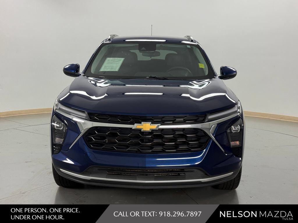 Used 2024 Chevrolet Trax LT w/ LT Convenience Package FWD image 2