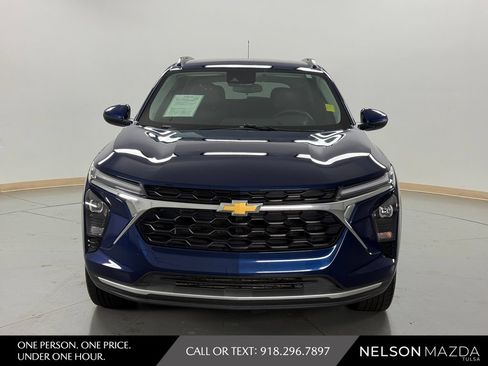 Used 2024 Chevrolet Trax LT w/ LT Convenience Package FWD image 2