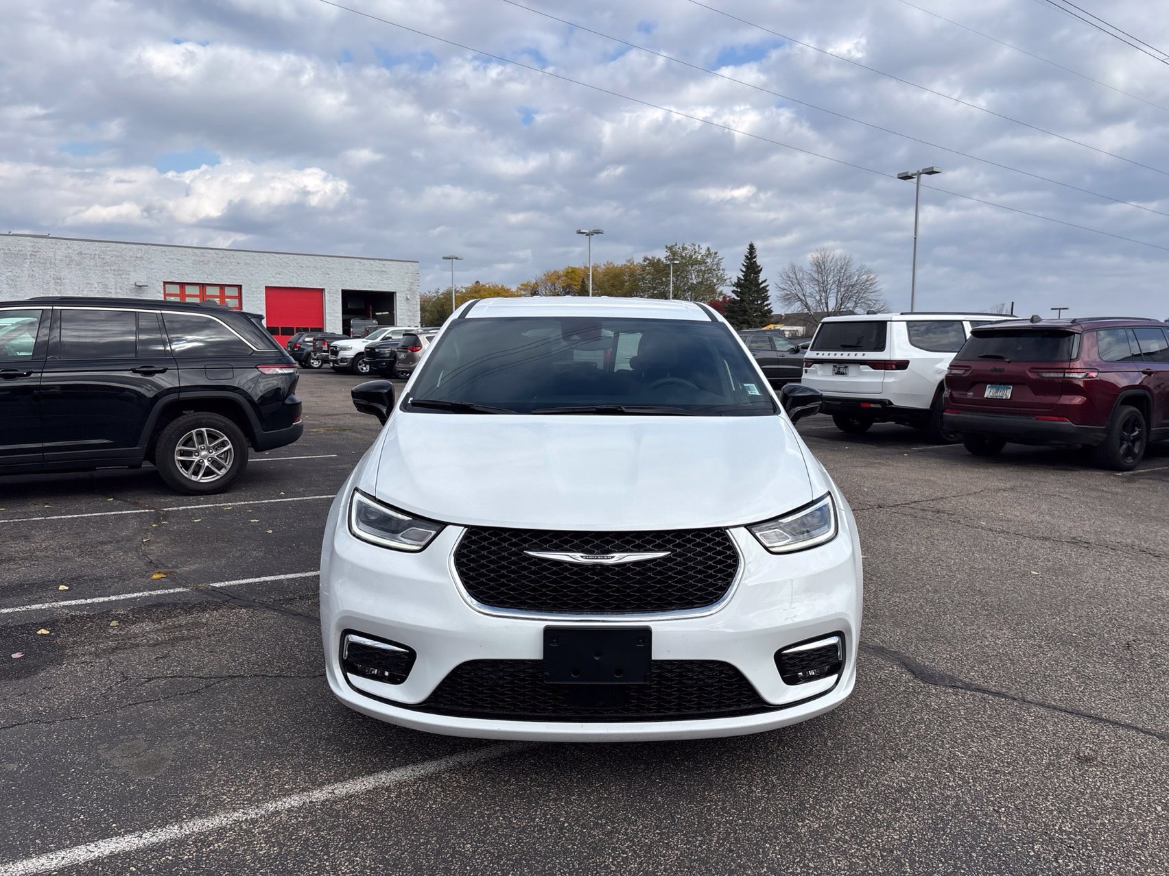Used 2026 Chrysler Pacifica Select FWD image 3