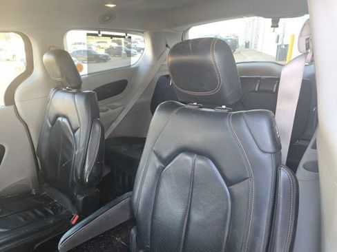 Used 2019 Chrysler Pacifica Touring-L FWD image 8